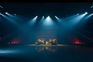 《双面镜像》封面：半张脸映在起雾的玻璃上