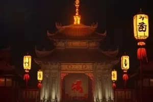 《山路微光》封面：盘山公路尽头的车灯长曝轨迹