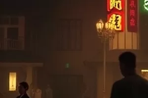 《旧站台》封面：晨雾中空无一人的小站月台